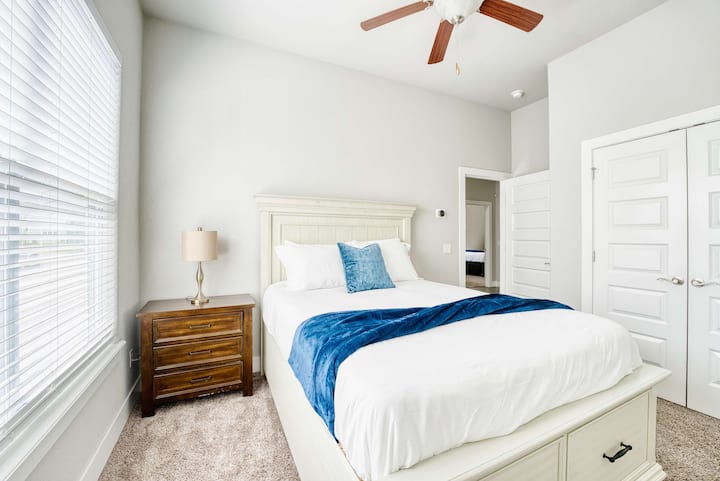 חדר שינה️ שקט עם מיטת קווין סייז מפנקת, מצעים רכים ואור טבעי – מושלם לשינה מרגיעה.