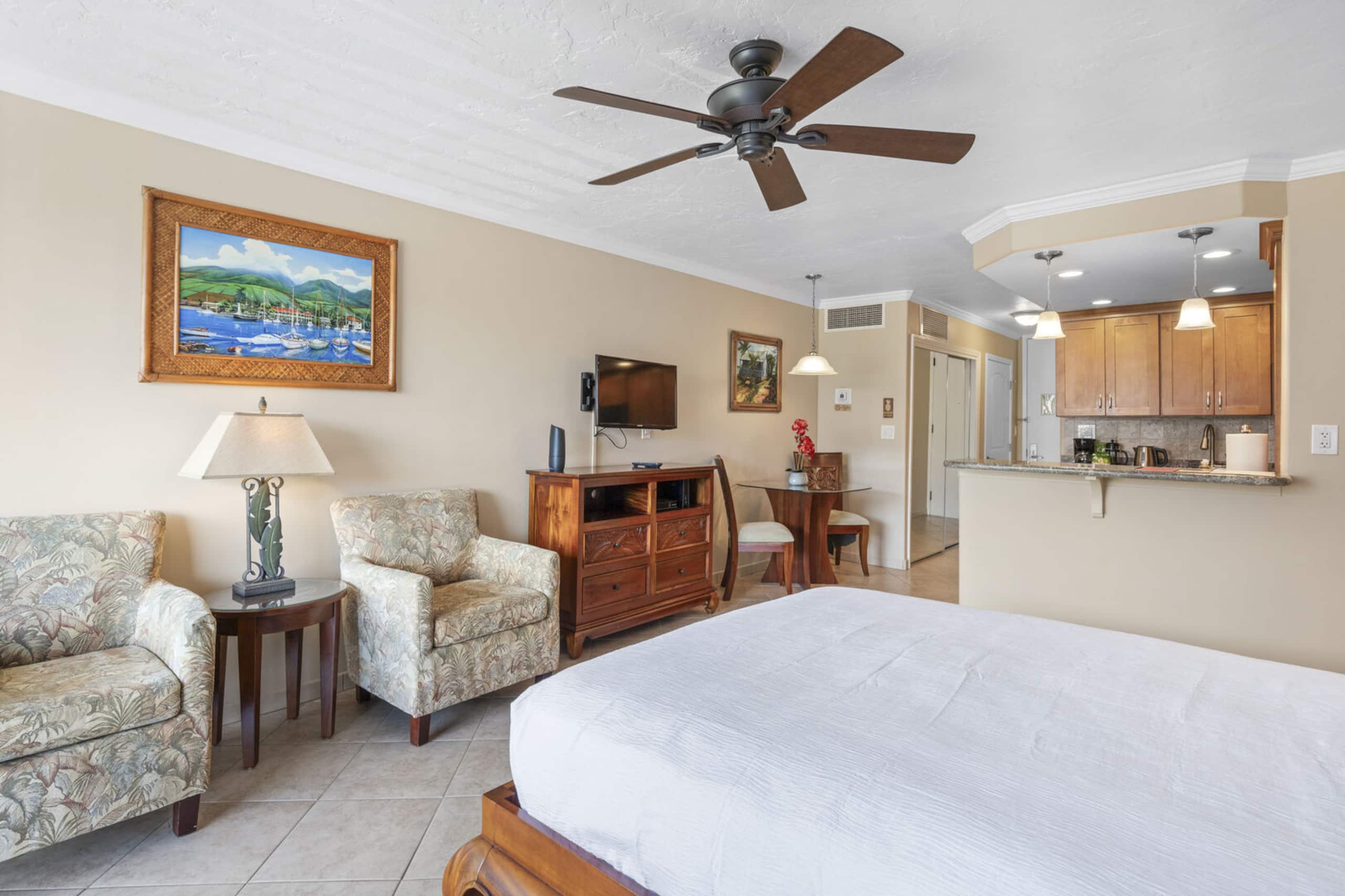Relaxing Beachfront Studio Retreat – Lahaina Shore - Image 4