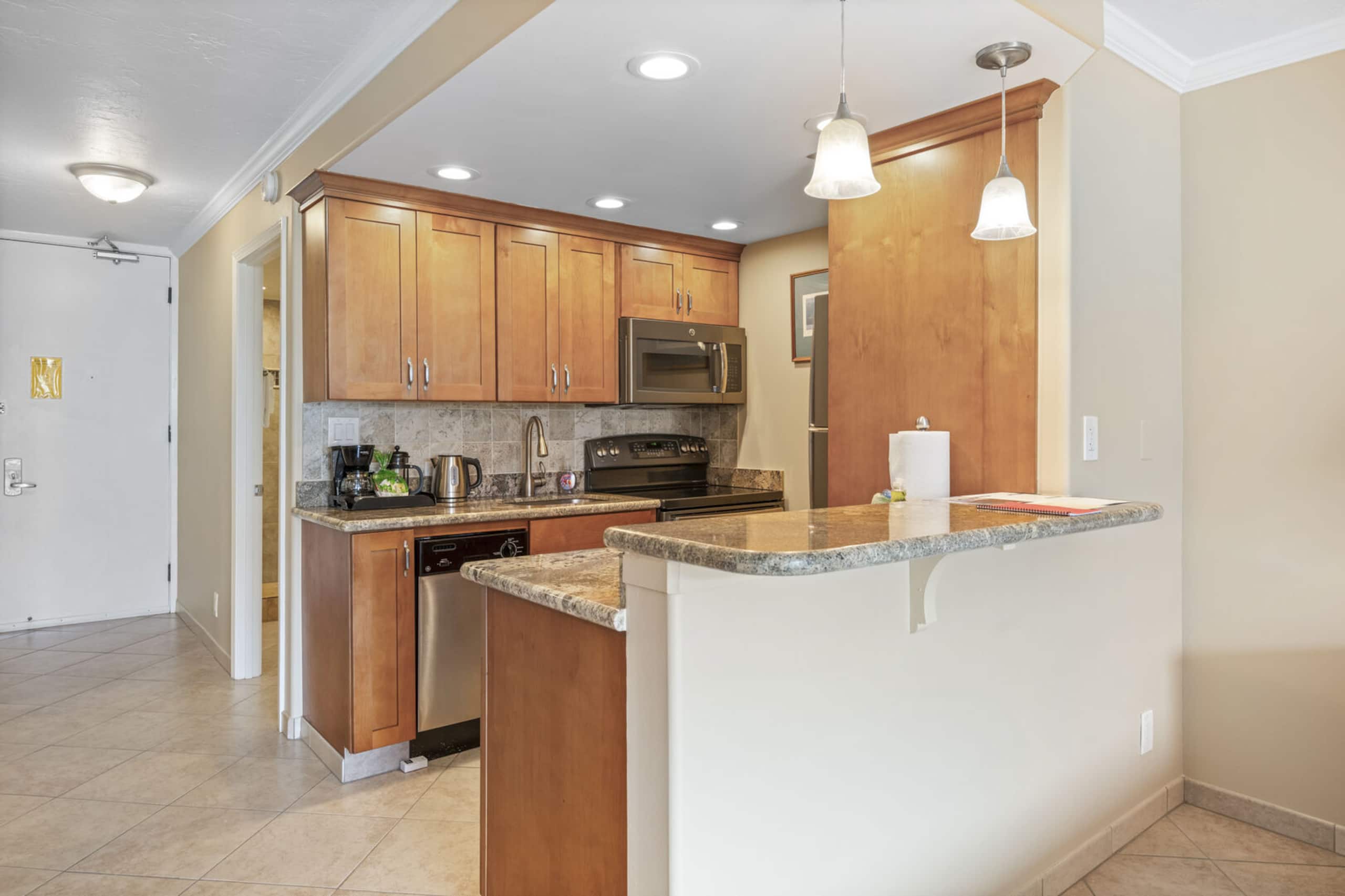 Relaxing Beachfront Studio Retreat – Lahaina Shore - Image 5
