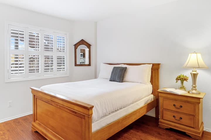 Dhoma e gjumit 2 ka një krevat të kompletuar.