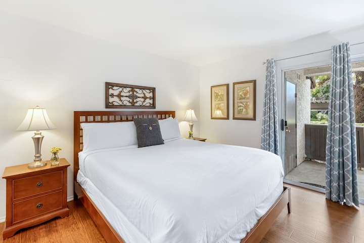 Dhoma e gjumit 1 ka një krevat dopio "king" dhe një banjë ngjitur