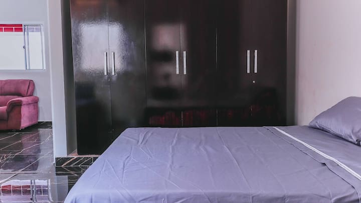 Furahia usiku tulivu katika chumba kizuri, chenye joto na halisi