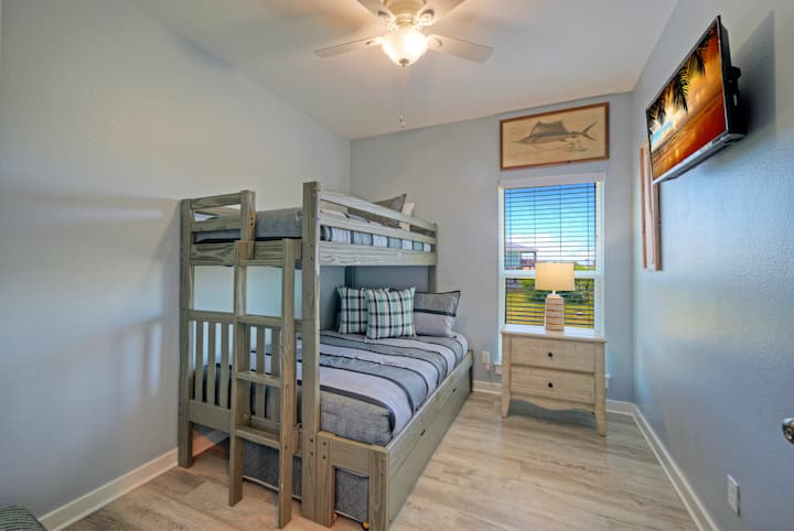 Chumba cha 3 cha kulala kina kitanda pacha juu ya kitanda cha ghorofa nzima.