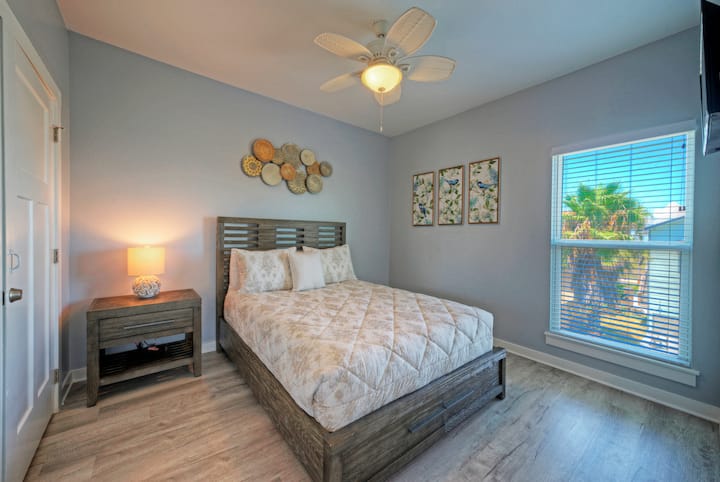 Chumba cha kulala 2 kina kitanda cha malkia.