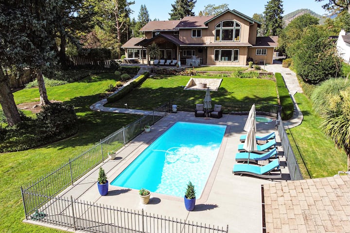 Lovely Riverfront Grants Pass Home: Pool & Hot Tub