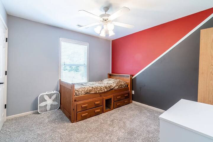 ห้องนอนแฝดที่สว่างและโปร่งสบายมีวิวสวนที่เงียบสงบ