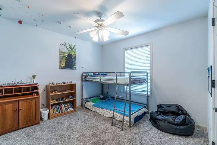 ห้องนอนแบบเตียงสองชั้นพร้อมทิวทัศน์สนามหลังบ้านที่ผ่อนคลาย