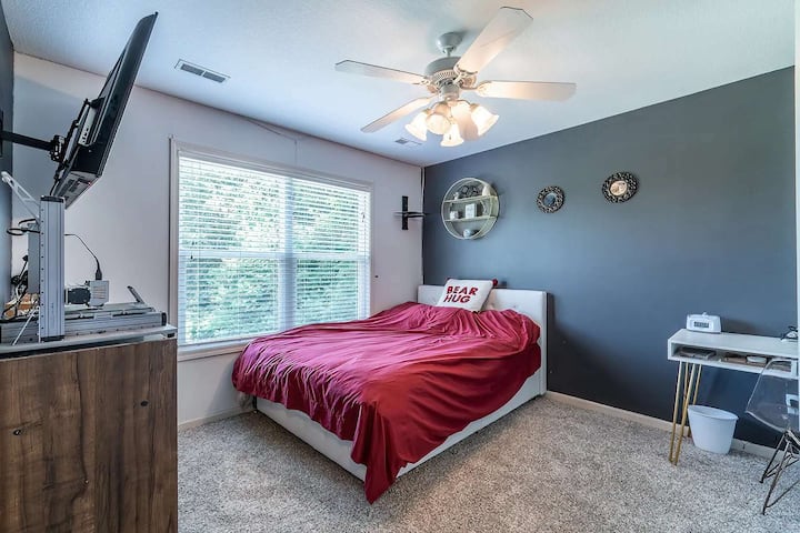 ห้องนอนกว้างขวางพร้อมเตียงควีนไซส์ สมาร์ททีวี และห้องพักเสริมที่เชื่อมต่อกัน