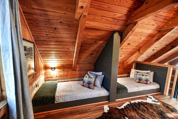 Las literas gemelas incorporadas hacen que su experiencia en la cabina sea más acogedora con una luz de lectura y cortinas opacas.