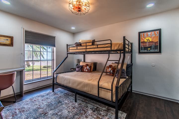 Litera tamaño queen con dos camas individuales 