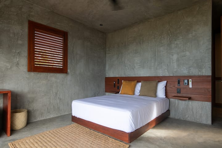 סוויטת האדון הנוחה שלנו עם מיטת קווין סייז, ג'קוזי, מיני מקרר, טלוויזיה, מרפסת, חדר רחצה פרטי ומיזוג אוויר.
