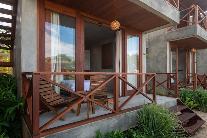 צאו למרפסת הפרטית שלכם עם נוף לגינה ולבריכה, עם שולחן קטן וכיסאות: מושלם ללגום קפה בבוקר בזריחה או ליהנות ממשקה בשקיעה.
