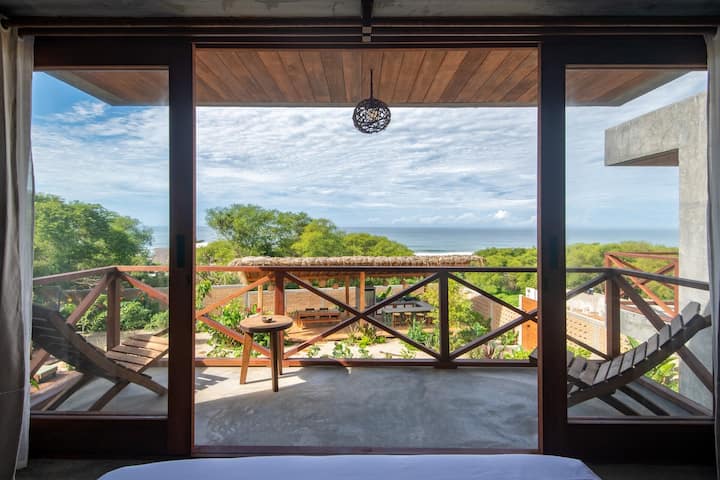 תתעוררו לנוף מדהים של האוקיינוס ותסיימו את היום בצפייה בשקיעה מהחדר שלכם. במרפסת הפרטית שלכם יש שולחן קטן וכיסאות. 