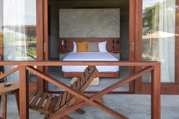 צאו למרפסת הפרטית שלכם עם נוף לגינה ולבריכה, עם שולחן קטן וכיסאות: מושלם ללגום קפה בבוקר בזריחה או ליהנות ממשקה בשקיעה.
