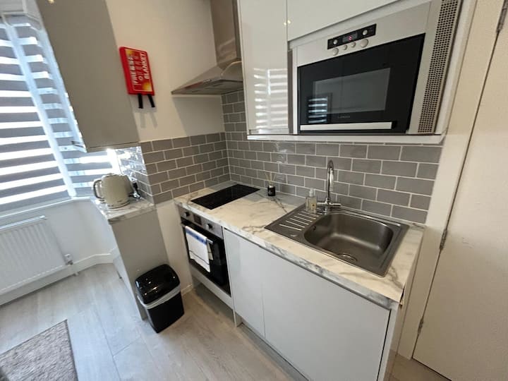 Central Harrow Studios, Near Station (The Nest) - ハロー