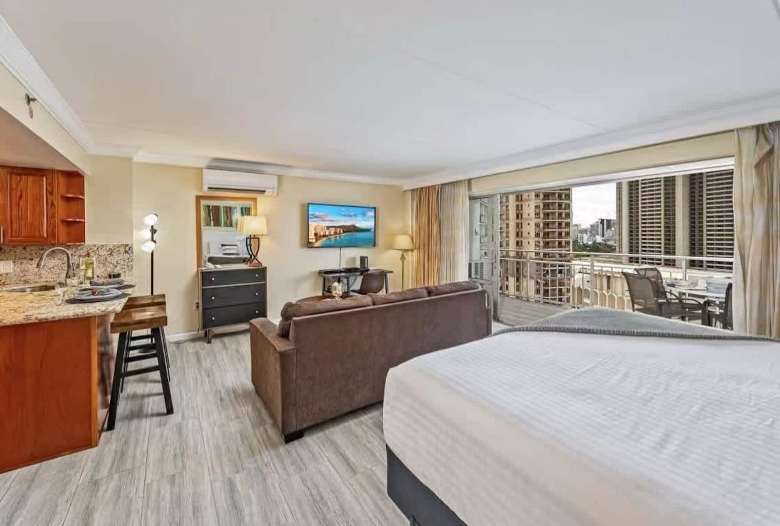 Condo in Honolulu · ★4.79 · 1 bedroom · 2 beds · 1 private bath - Image 10