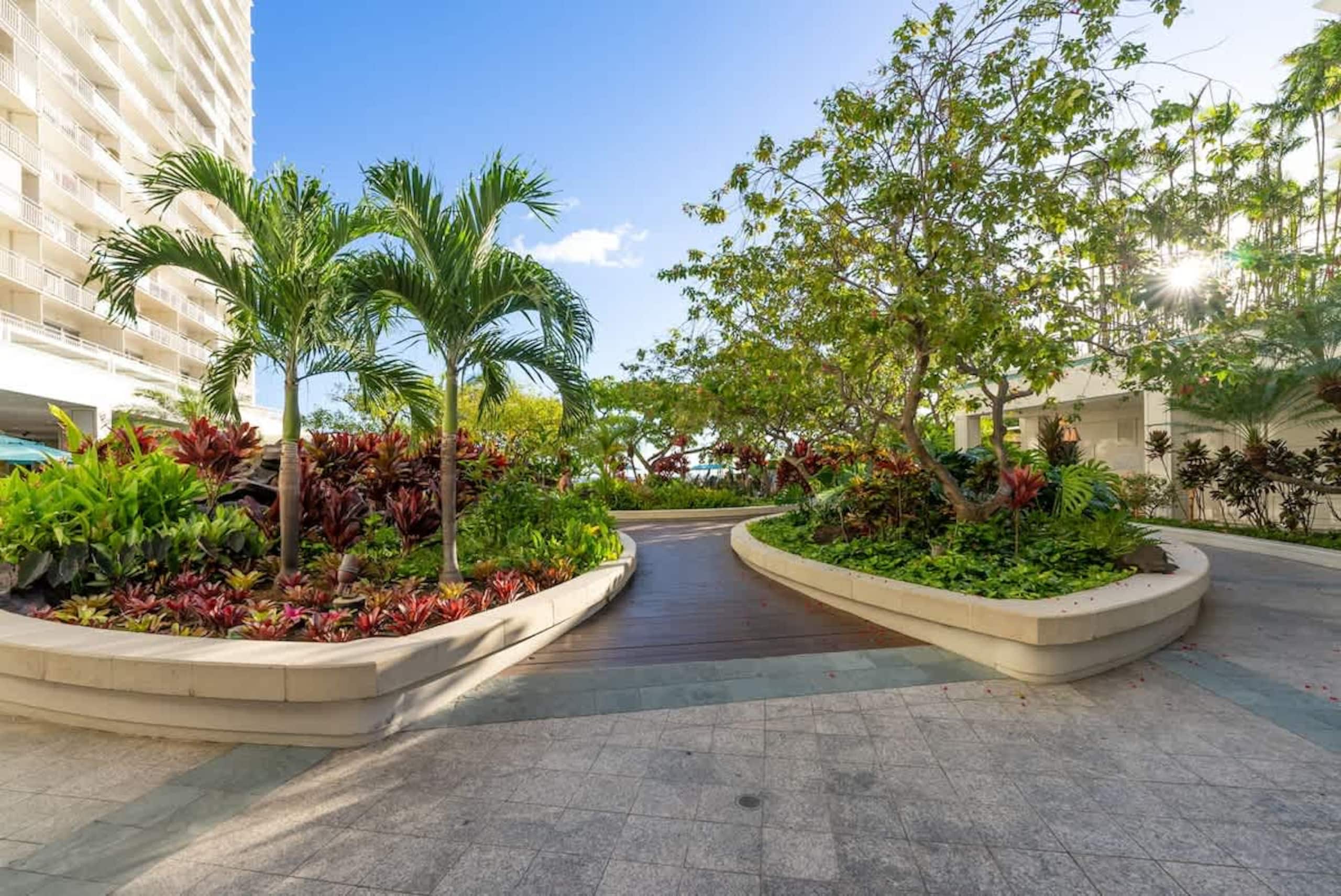 Condo in Honolulu · ★4.79 · 1 bedroom · 2 beds · 1 private bath - Image 20