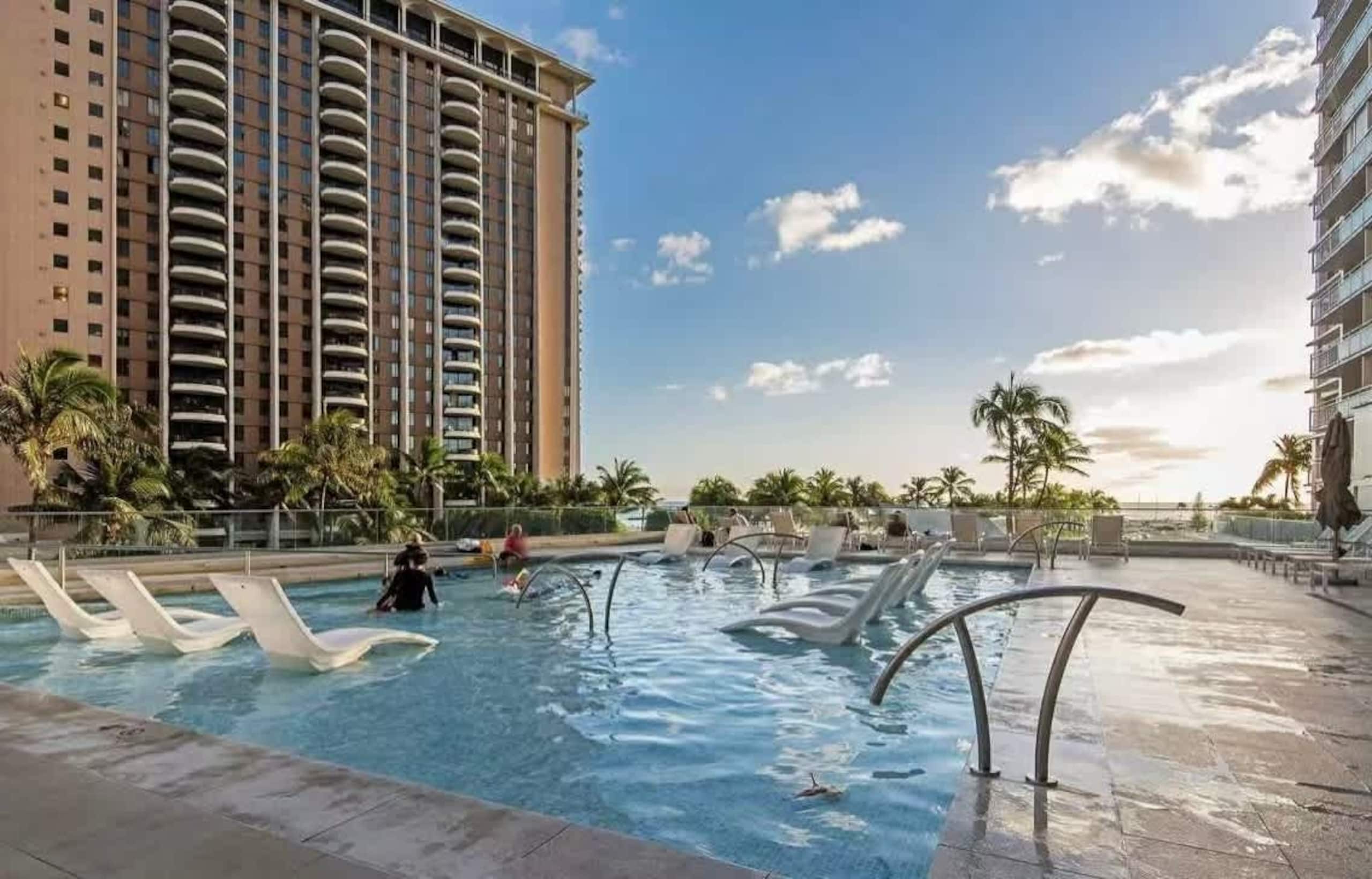 Condo in Honolulu · ★4.79 · 1 bedroom · 2 beds · 1 private bath - Image 4