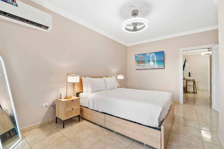 Spavaća soba 7 ima bračni krevet i nalazi se u stanu 4