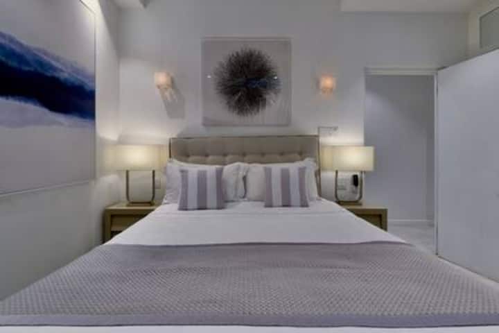 El dormitorio 5 cuenta con una cama tamaño king del Reino Unido, aire acondicionado, ventilador de techo, televisor inteligente, vestidor, sistema de sonido y un baño privado de lujo.