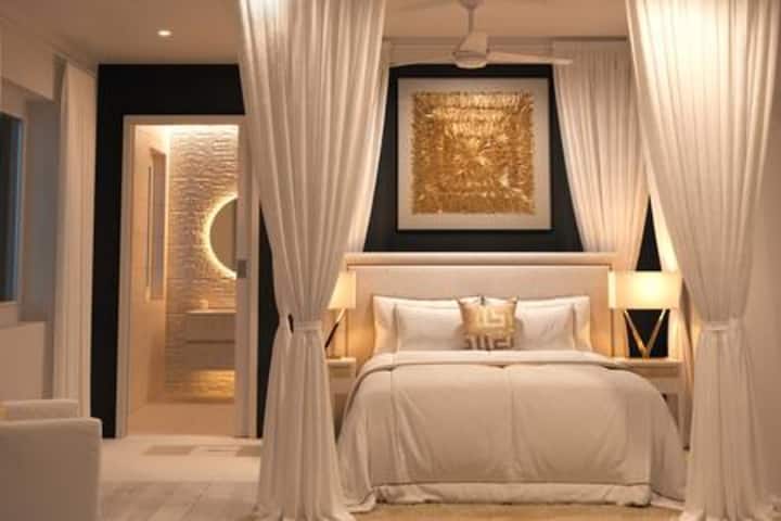 El dormitorio 3 cuenta con una cama tamaño king del Reino Unido, aire acondicionado, ventilador de techo, televisor inteligente, vestidor, sistema de sonido y un baño privado de lujo.