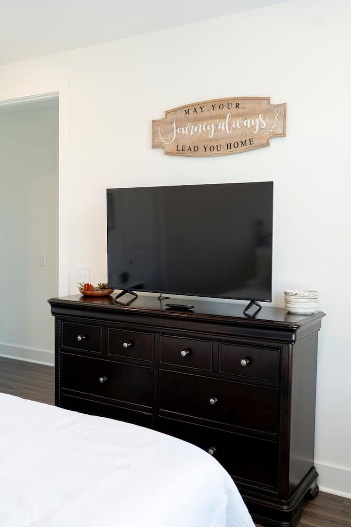 Izba pre hostí č. 2 – manželská posteľ + inteligentná TV