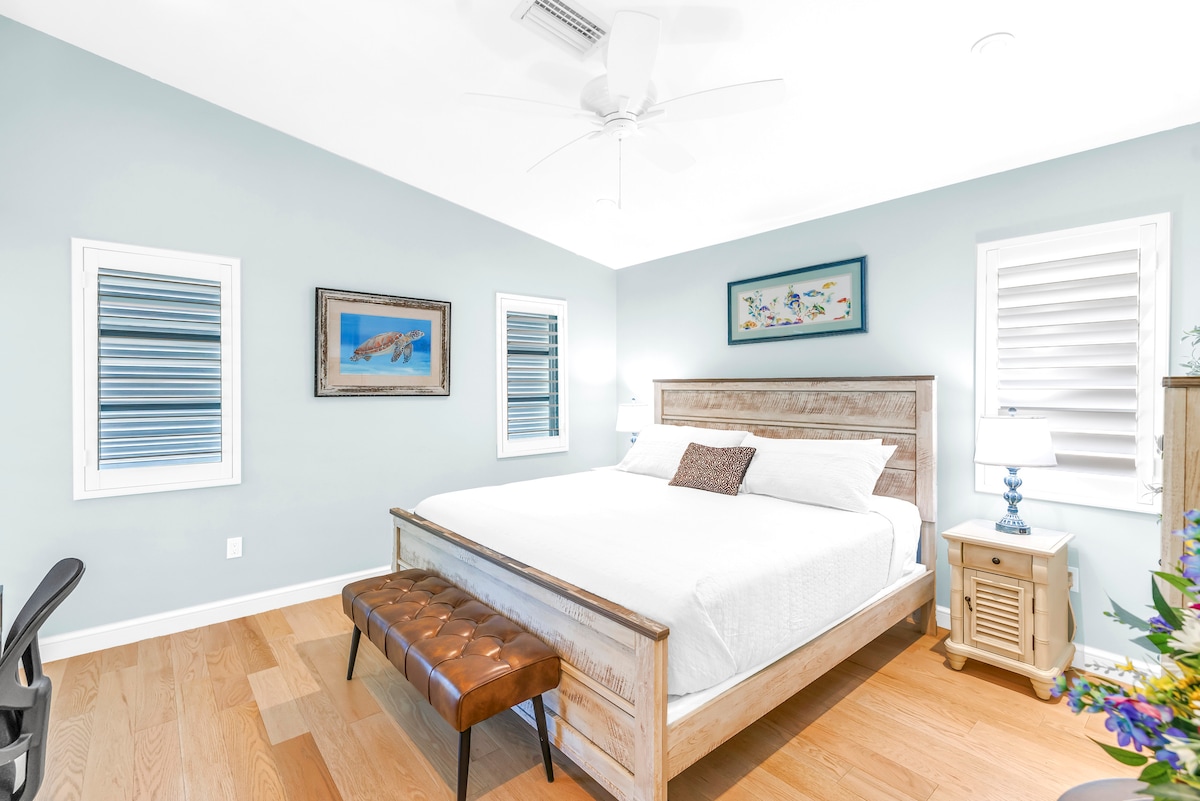 საძინებელი სანაპიროს სტილში გაფორმებული საწოლით 193×203 სმ.