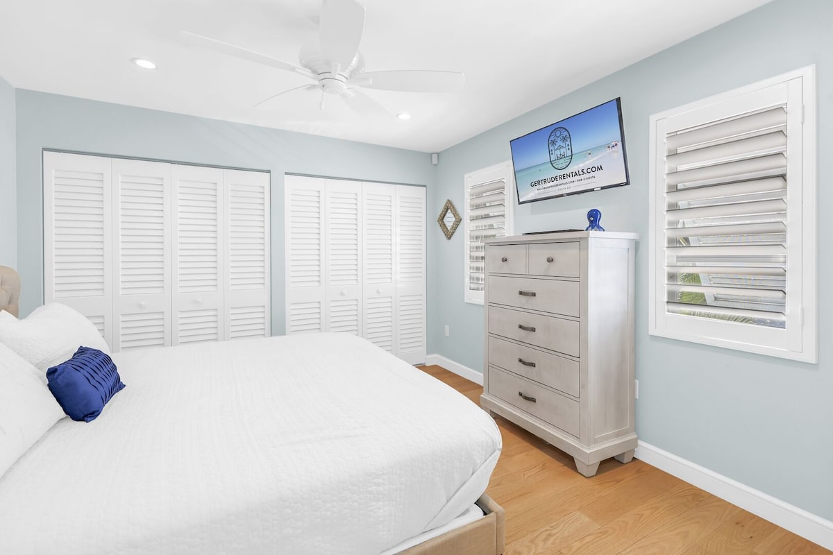 ფართო ოთახი ტელევიზორითა და გარდერობით.