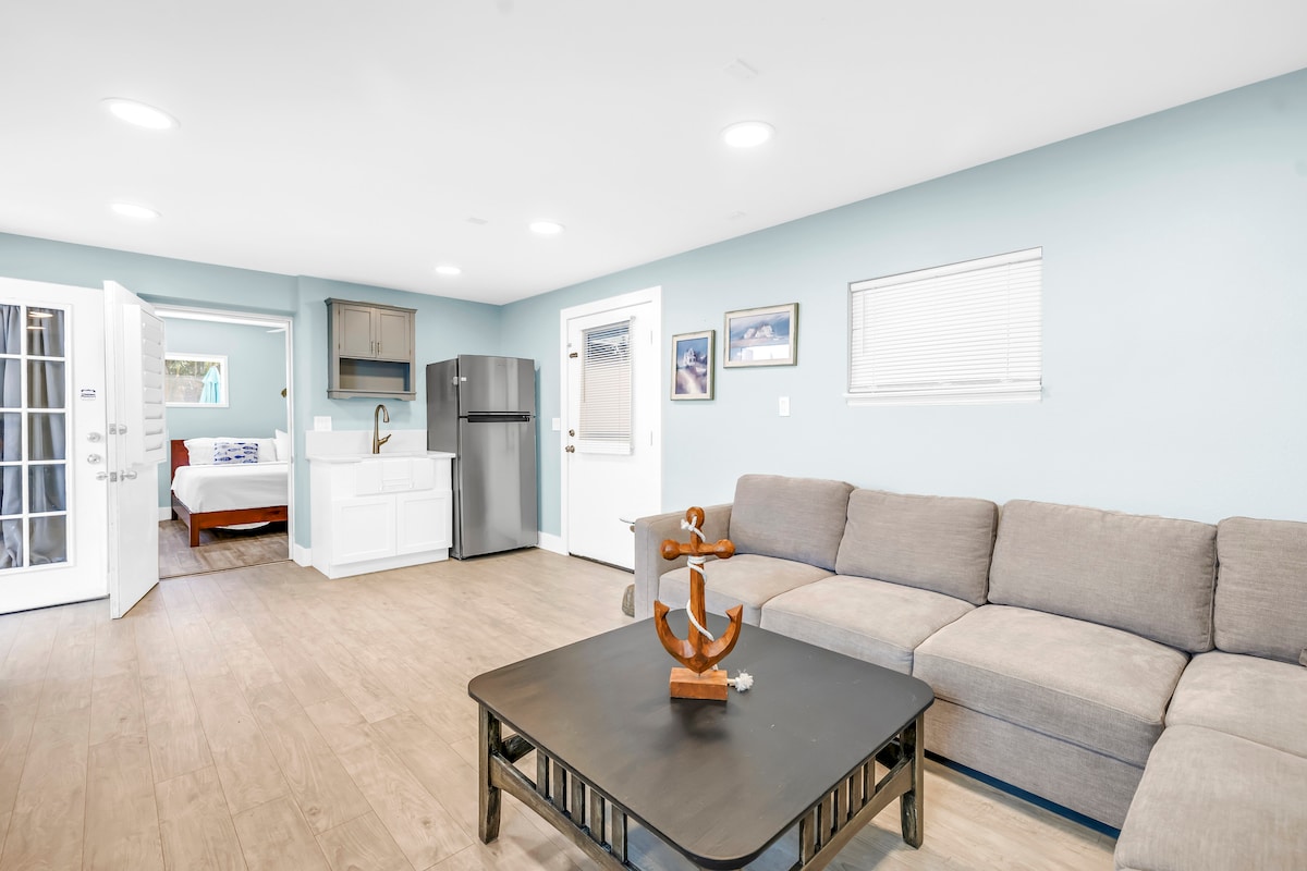 Კომფორტული დასაჯდომი ადგილები ბუნებრივი განათებით.