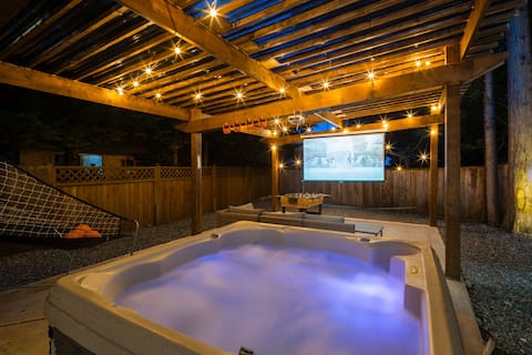 Bunny Bliss - Upper Level, HotTub, FirePit,Theatre