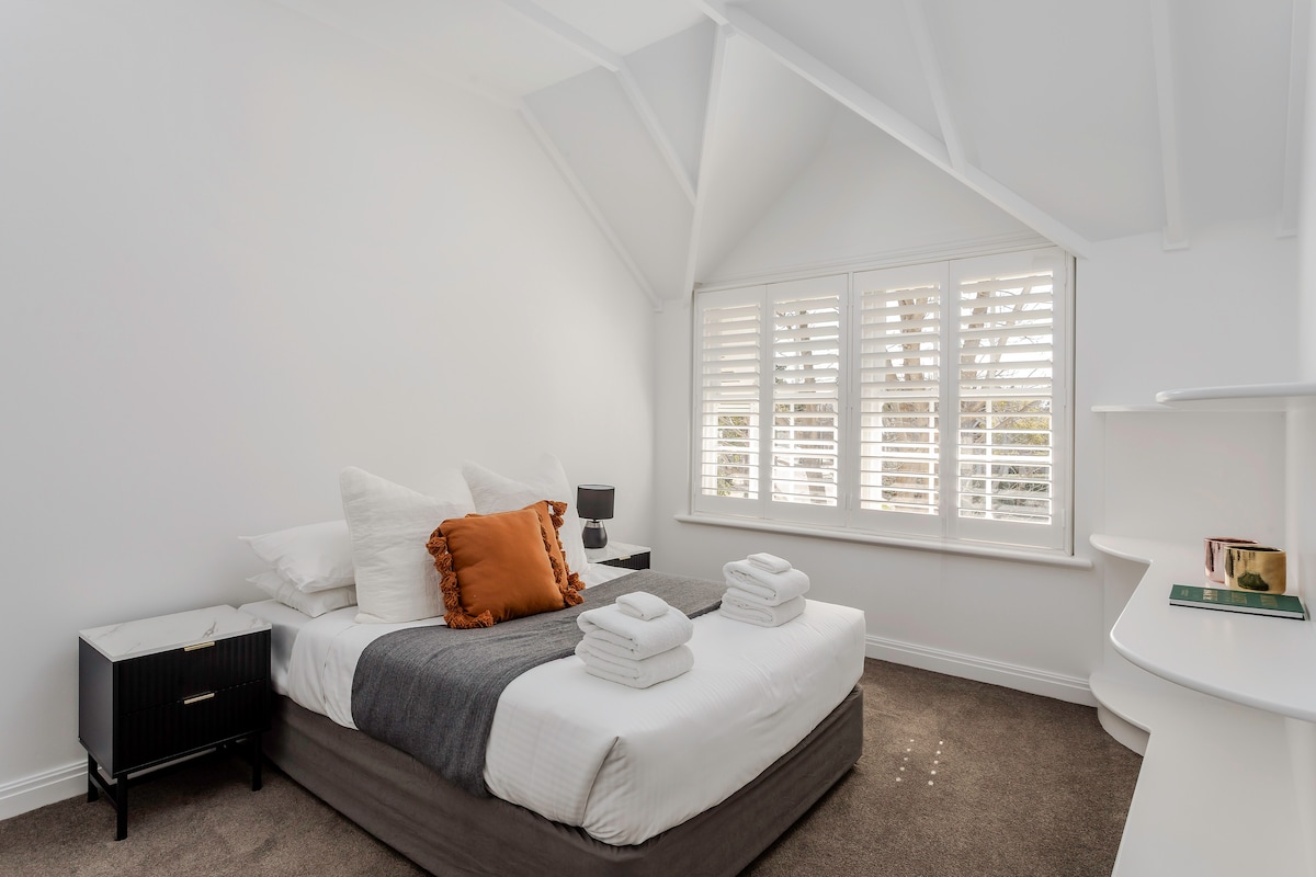 חדר שינה 4 - ממוקם למעלה עם DB, חלוק ונוף יפהפה לגינה הקדמית