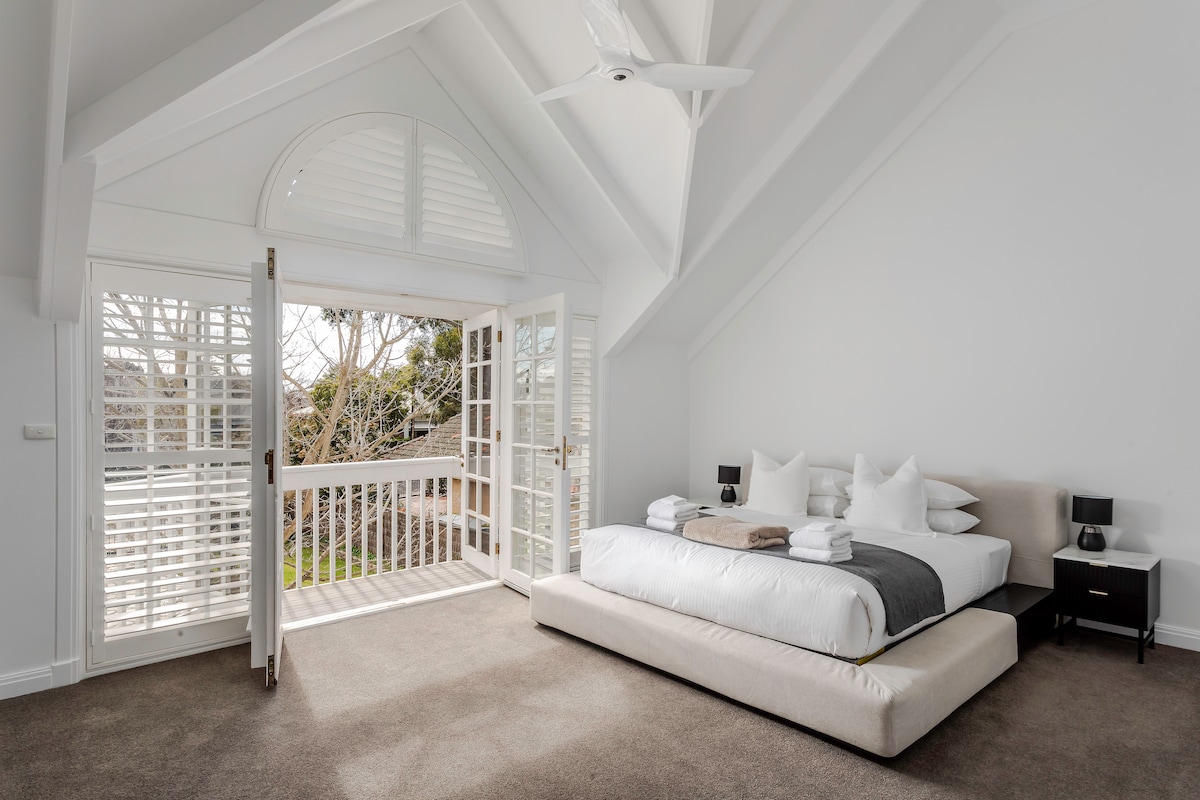 סוויטת מאסטר עם מרפסת פרטית. חלל מסוג נופש עם חדר שינה, טלוויזיה, חדר רחצה צמוד וחלוק