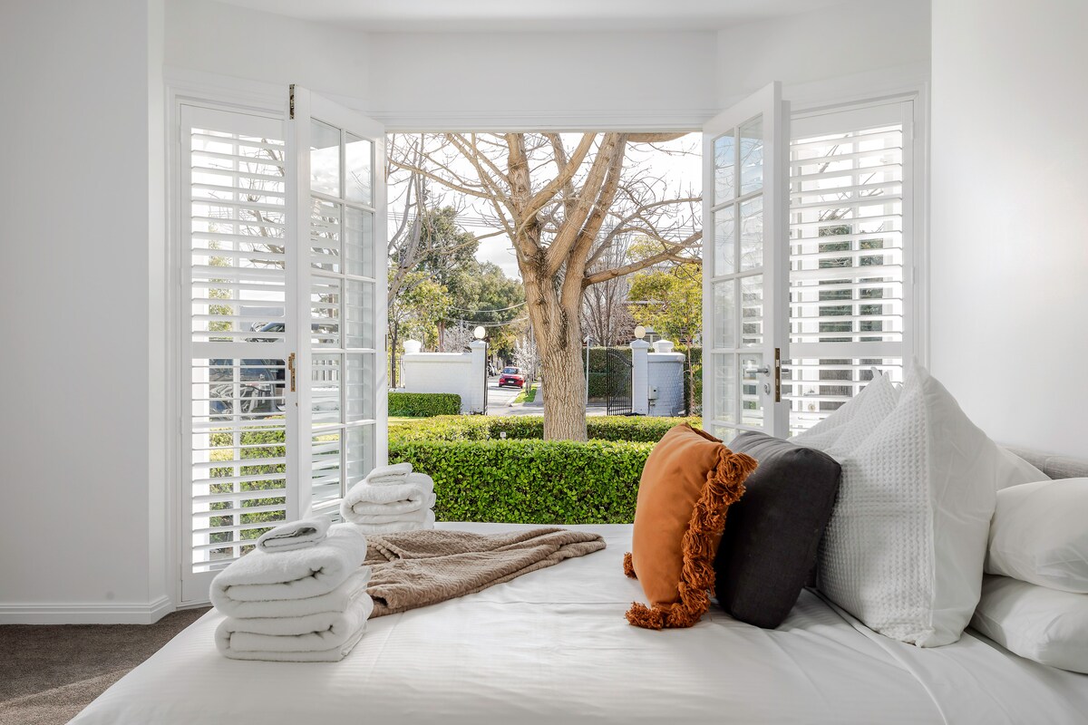 סוויטת האורחים המוארת ממוקמת בקומת הקרקע, עם חדר רחצה צמוד ומיטת קינג סייז