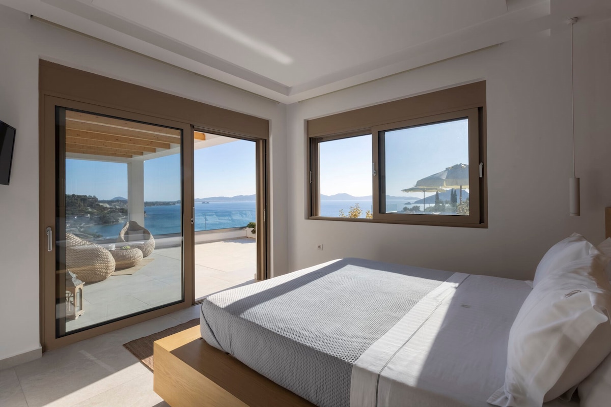 El dormitorio principal en el nivel superior (dormitorio 1) es doble con vistas al mar y acceso a la terraza de la piscina.