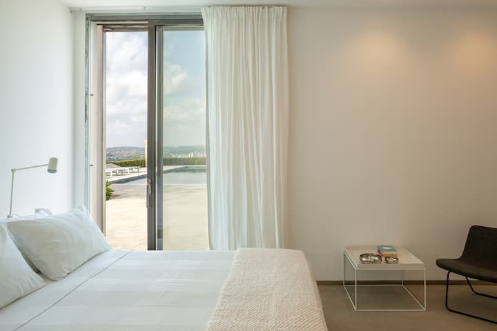 Chumba cha kulala chenye vitanda viwili kinachoangalia na kufikia eneo la bwawa (chumba cha kulala cha 2). 