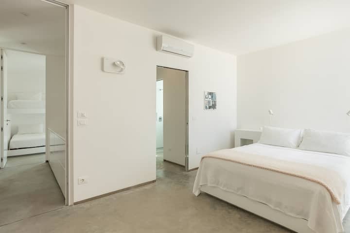 Chumba kilekile cha kulala kinachoonekana kutoka pembe nyingine.