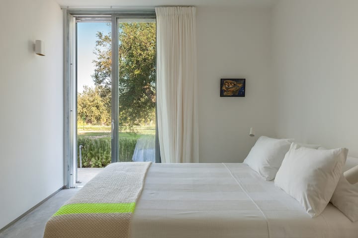 Chumba kingine cha kulala cha watu wawili ambacho pia kinafikia maeneo ya nje (chumba cha kulala cha 4).  