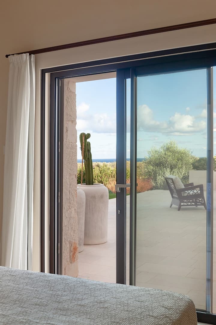 أول غرفتي نوم يمكن الوصول إليهما من الخارج مع إطلالات على البحر. (غرفة النوم 4)