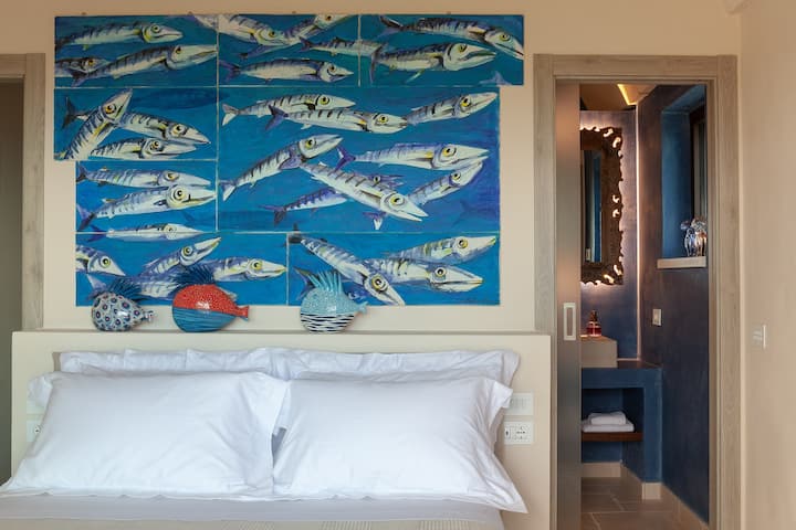 نفس غرفة النوم من زاوية أخرى.