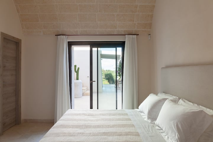 أول ثلاث غرف نوم مزدوجة يمكن الوصول إليها من الممر خارج منطقة المعيشة. (غرفة النوم 1)