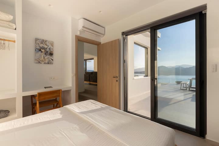 La chambre du rez-de-chaussée, une chambre double, avec vue sur la mer et accès facile à la terrasse. (Chambre 1)