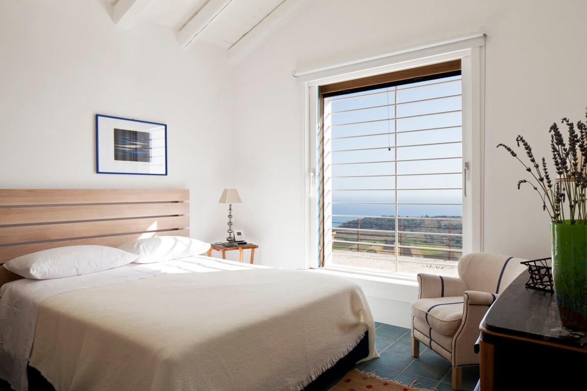 El dormitorio principal, con sus vistas al mar. (Dormitorio 1) 