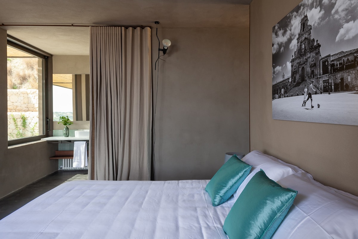 El acogedor dormitorio doble cerca de la piscina (dormitorio 4).