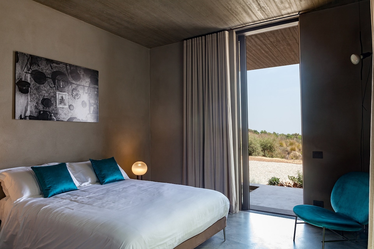 El segundo dormitorio doble de la casa principal (dormitorio 2). 