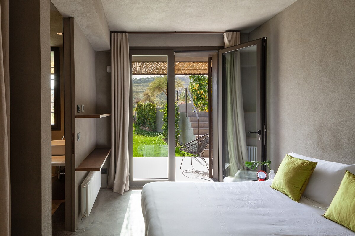 El segundo dormitorio doble debajo de la piscina (dormitorio 6) es luminoso y acogedor.