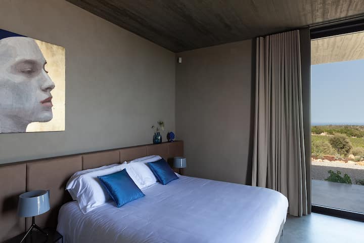 Phòng ngủ chính tại Infinita là phòng đôi với tầm nhìn tuyệt vời (phòng ngủ 1). 