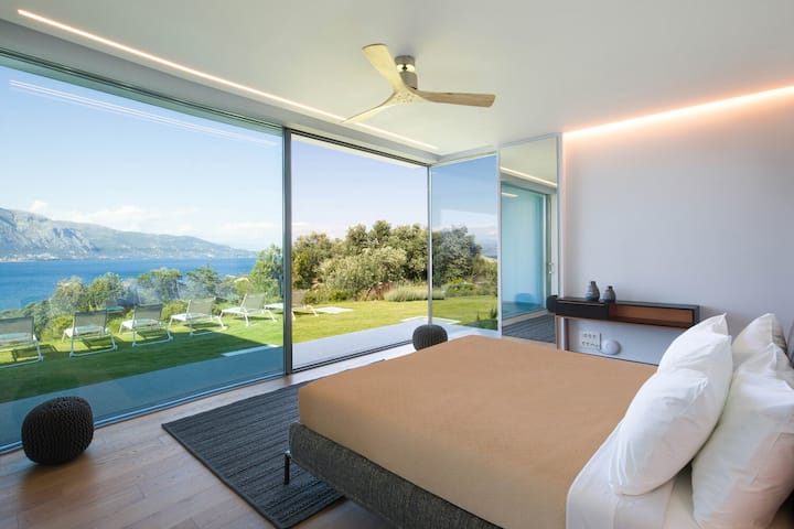 The panoramic main bedroom on the upper floor (bedroom 1). 
