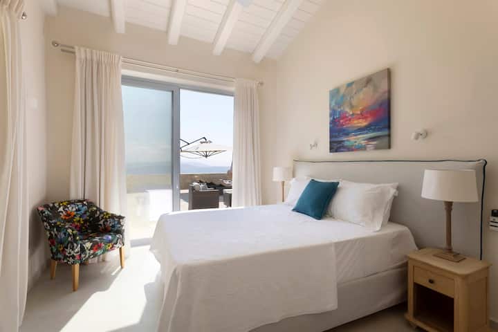 غرفة نوم مزدوجة أخرى مع مدخل التراس وإطلالات على البحر (غرفة نوم 2). 