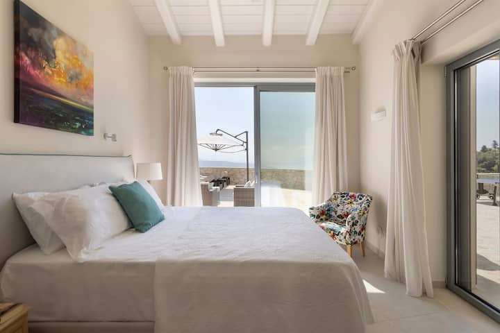 غرفة النوم الرئيسية المزدوجة مع مدخل التراس وإطلالات على البحر (غرفة النوم 1). 