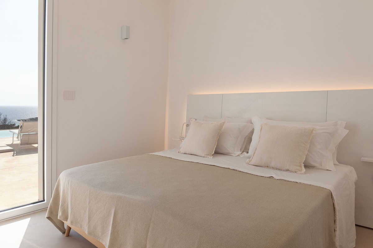 Antrasis miegamasis su vaizdu į jūrą ir išėjimu į terasą.